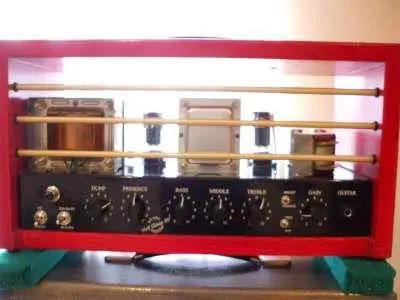 Hot Glass 30 completa nel cabinet rosso