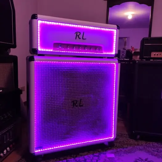 Testata Trouble Maker 50 W e cassa RL 4×12 White Skin illuminate da LED UV viola