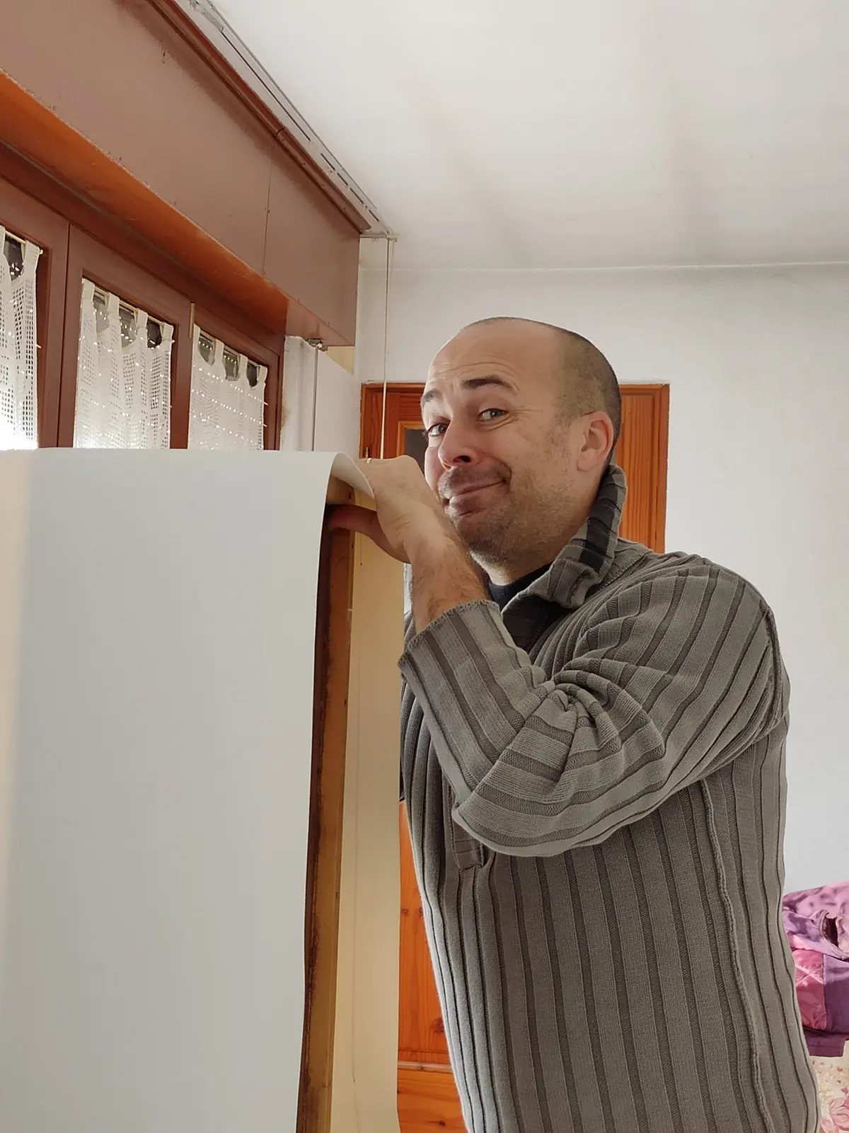 Applicazione manuale del rivestimento bianco
