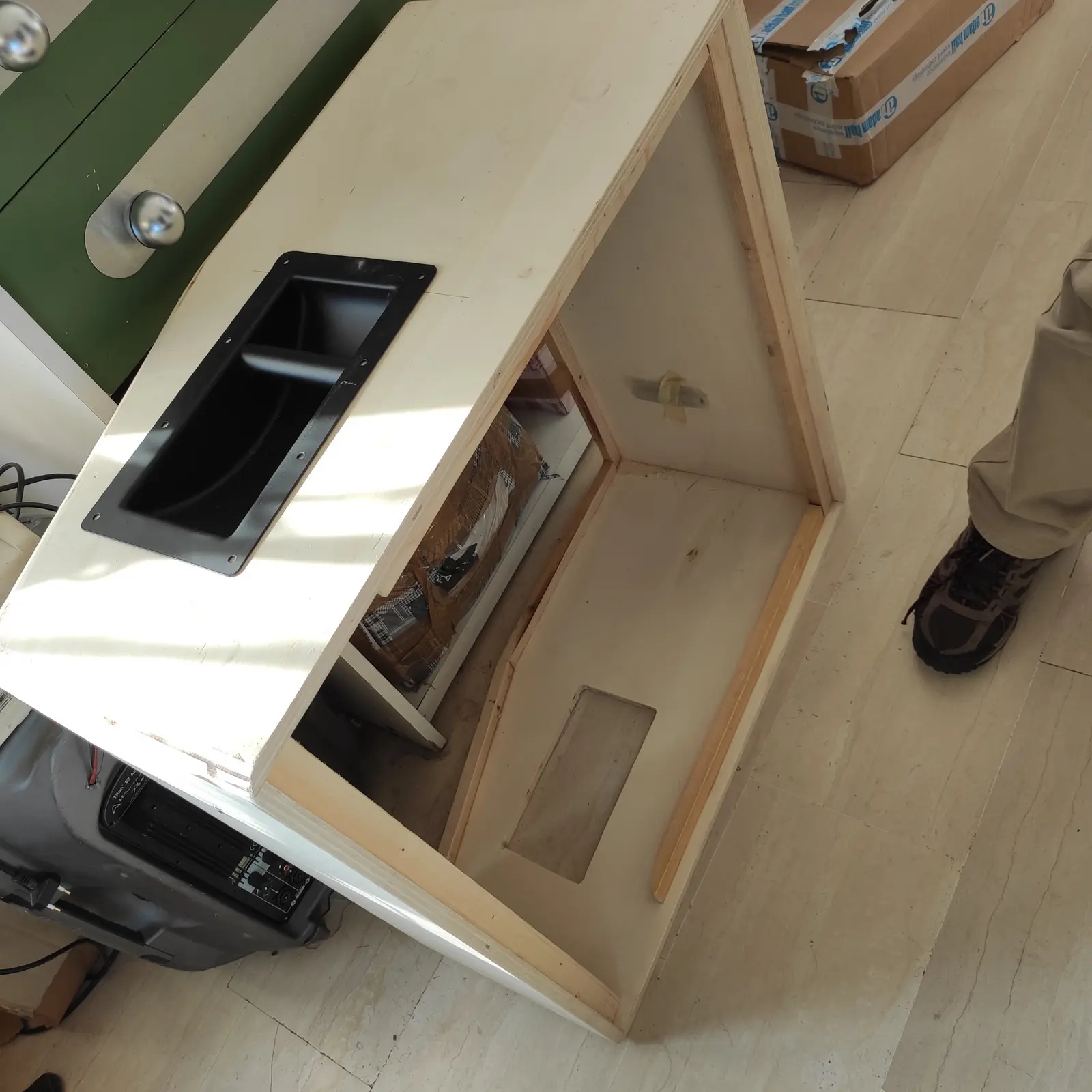 Interno di un cabinet RL Technology prima della finitura