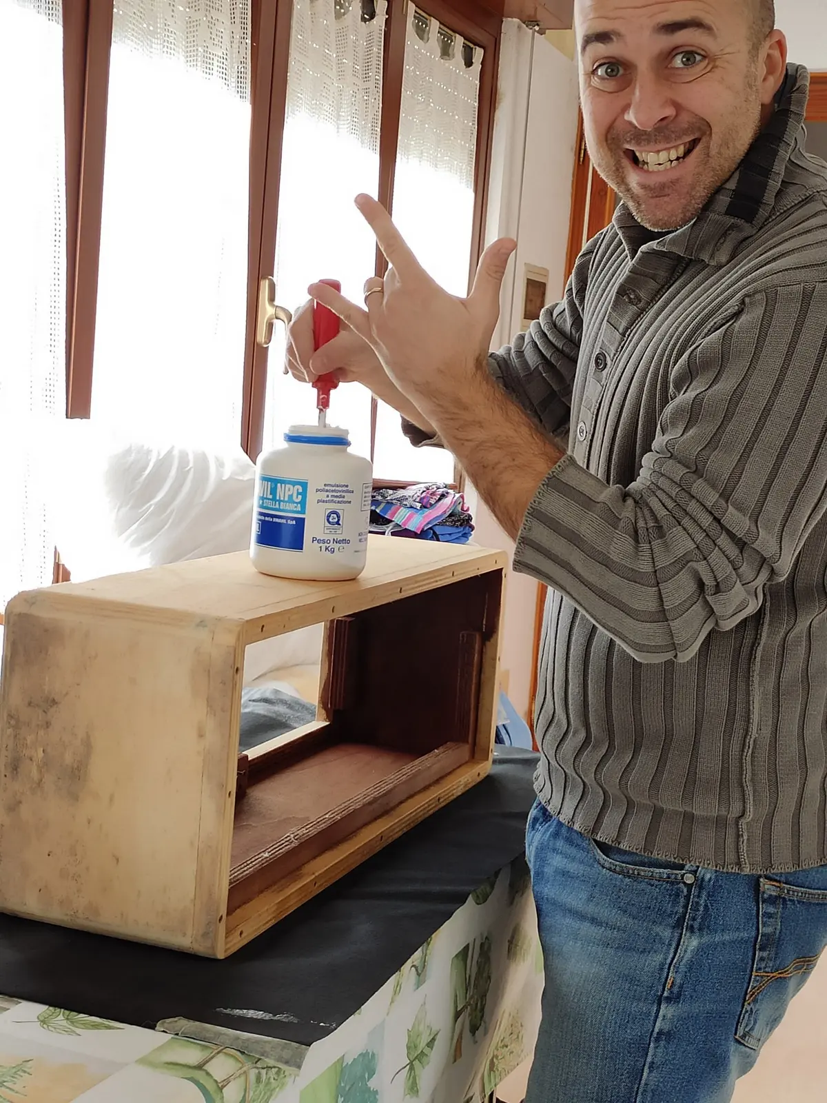 Roberto durante la costruzione di un cabinet in legno