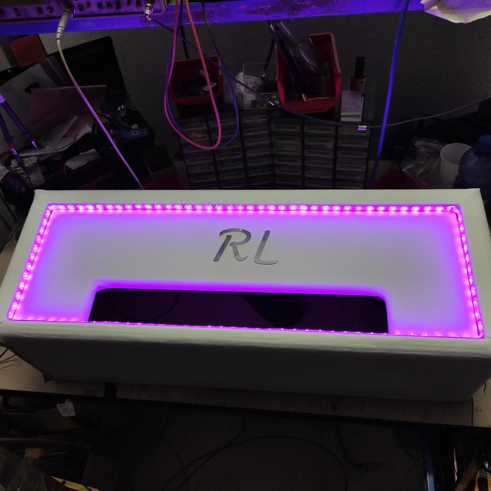 Illuminazione viola integrata in un cabinet RL Technology