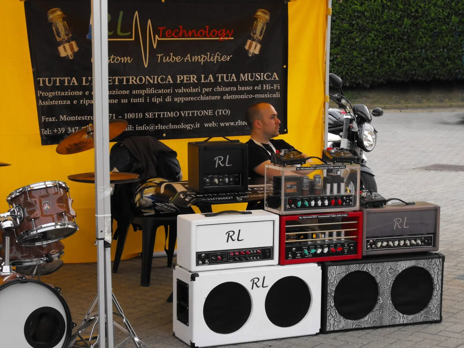 Stand RL Technology con amplificatori e cabinet