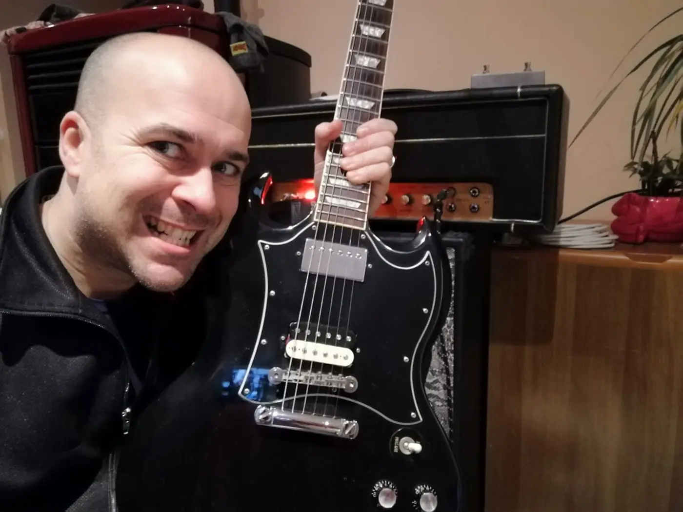 Roberto Lavorgna con la chitarra davanti a un amplificatore RL