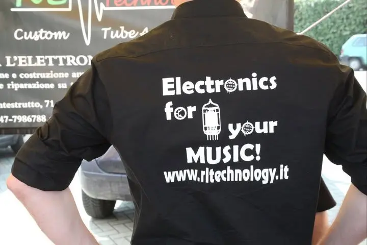 Camicia RL Technology con la scritta Electronics for your music