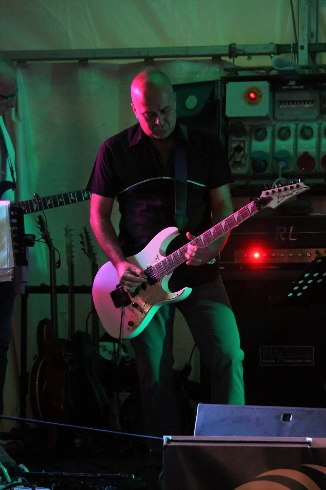 Roberto Lavorgna mentre suona la chitarra dal vivo