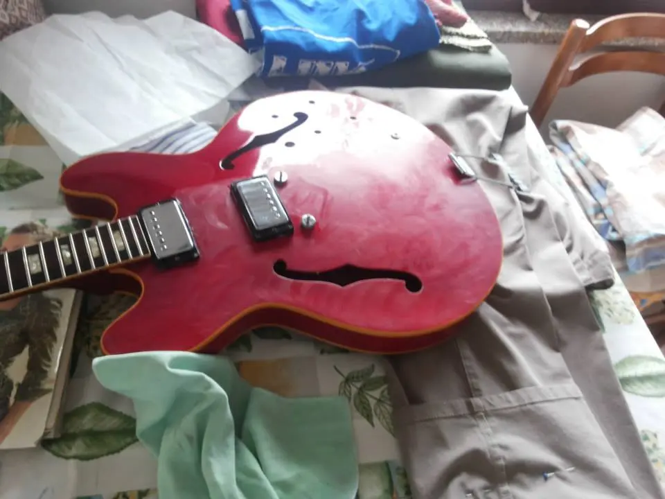 Chitarra semiacustica durante un intervento