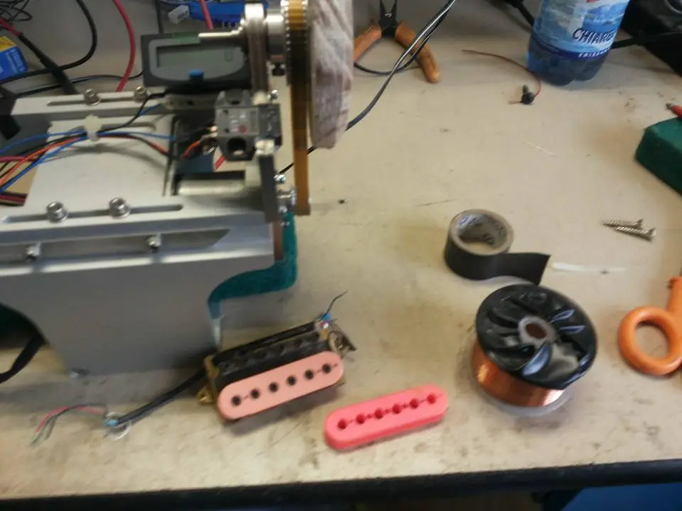 Bobinatrice per pickup nel laboratorio RL