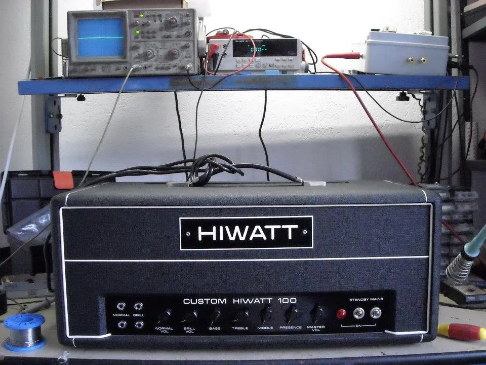 Testata Hiwatt sul banco di riparazione