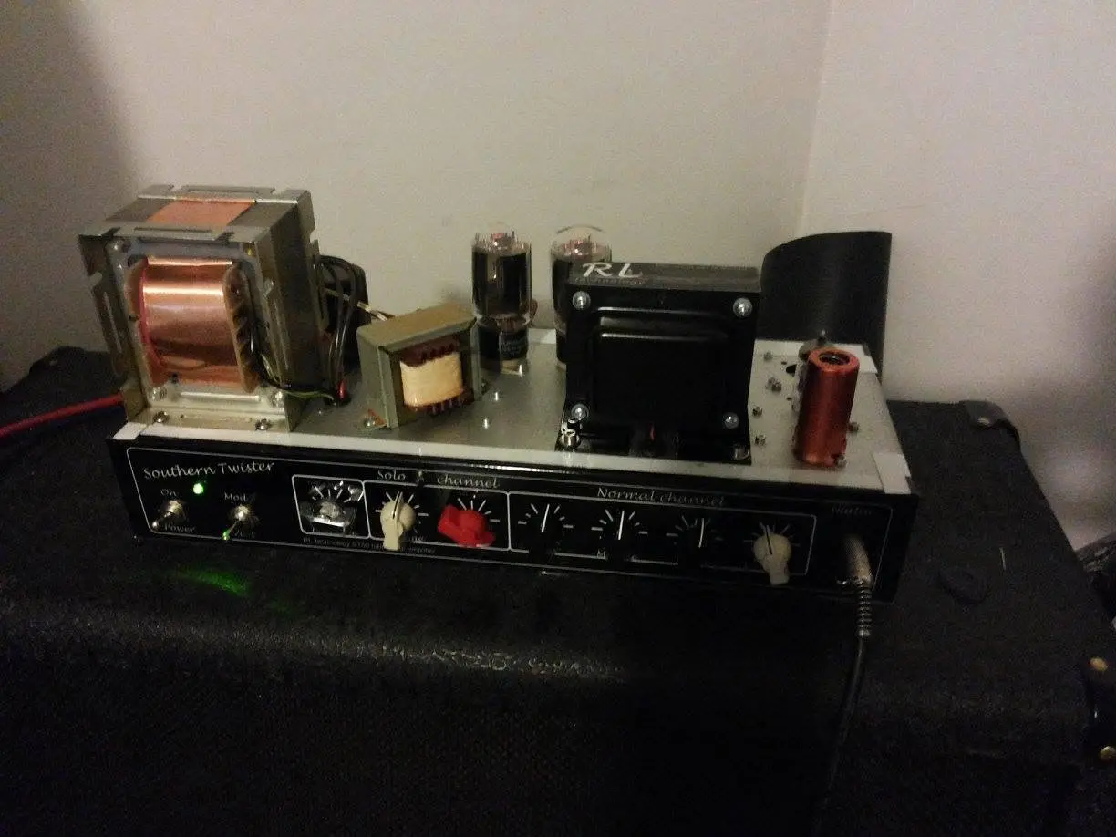 Southern Twister completa con chassis, valvole e trasformatori a vista