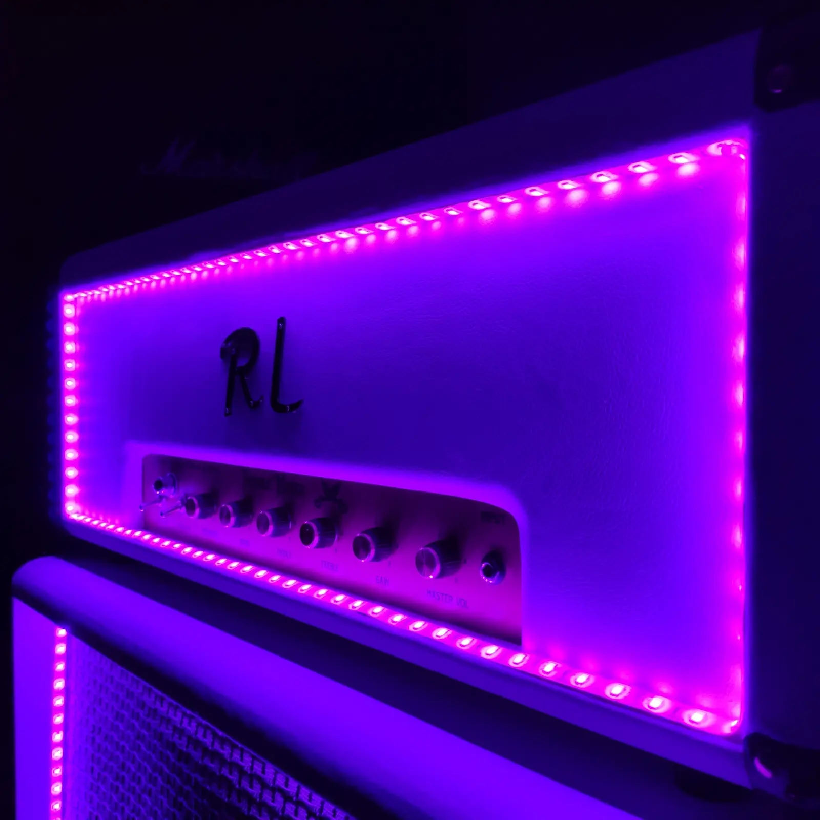 Testata valvolare Trouble Maker NM Signature illuminata dai LED UV viola