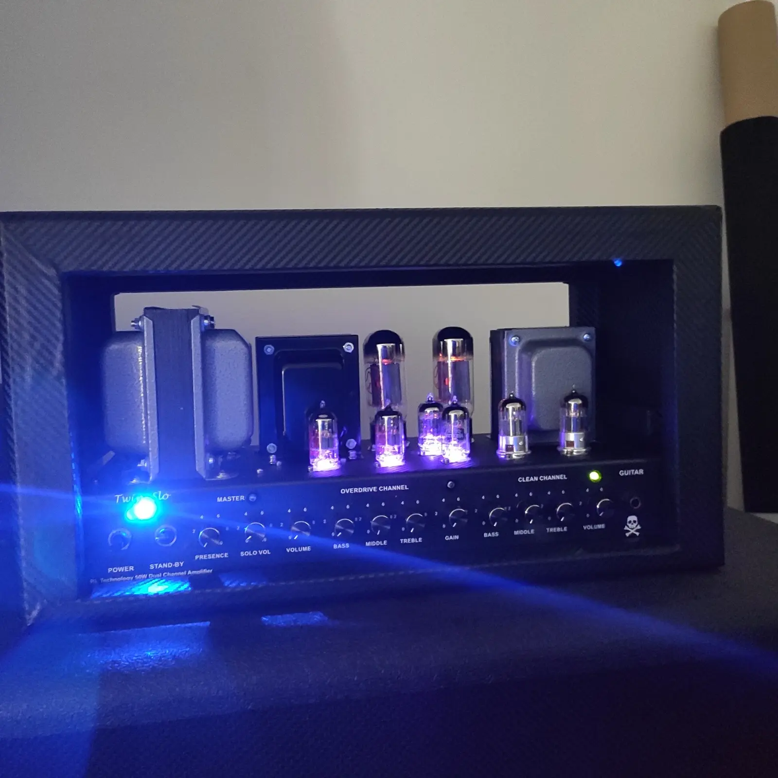 Twin-Slo accesa con illuminazione viola